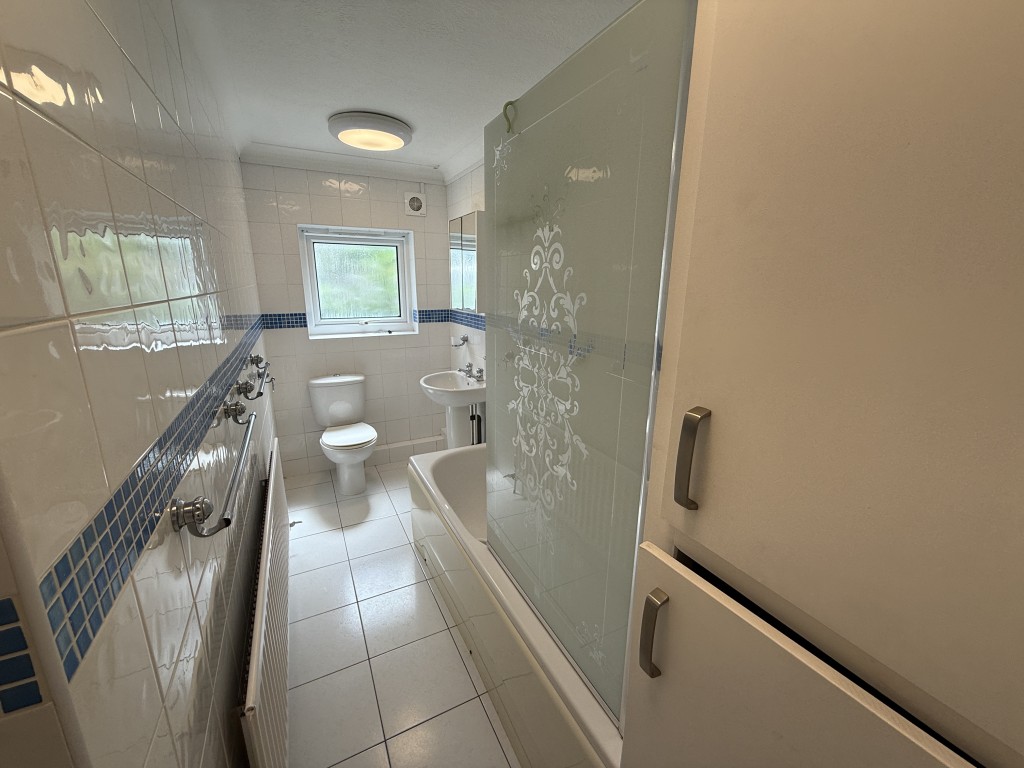 Lot: 200 - VACANT TWO-BEDROOM HOUSE - Bathroom with W.C.